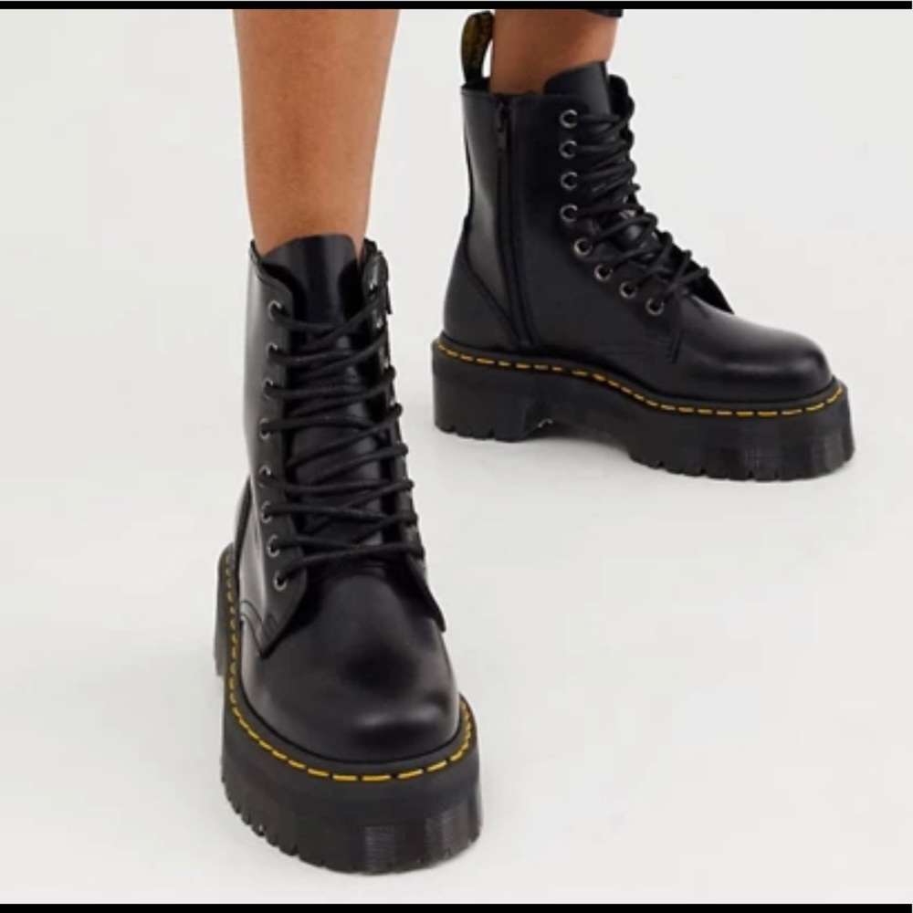 Dr Martens Jadon 8 eyelet platform boot